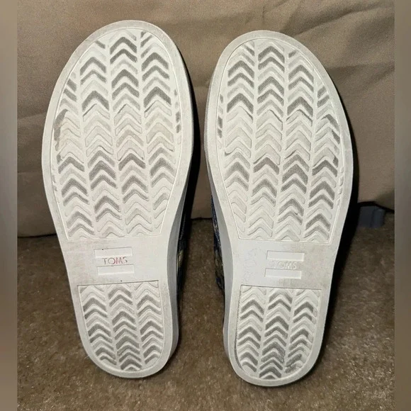 Disney x TOMS Snow White Youth Luca Slip-On Size Y3 - Picture 9 of 10